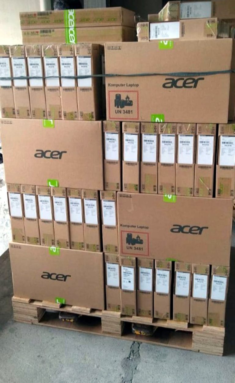 Palet berisi dus laptop Acer siap kirim