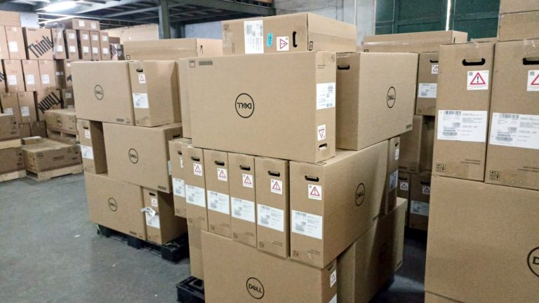 Tumpukan dus PC Dell dan Lenovo ThinkCentre di gudang