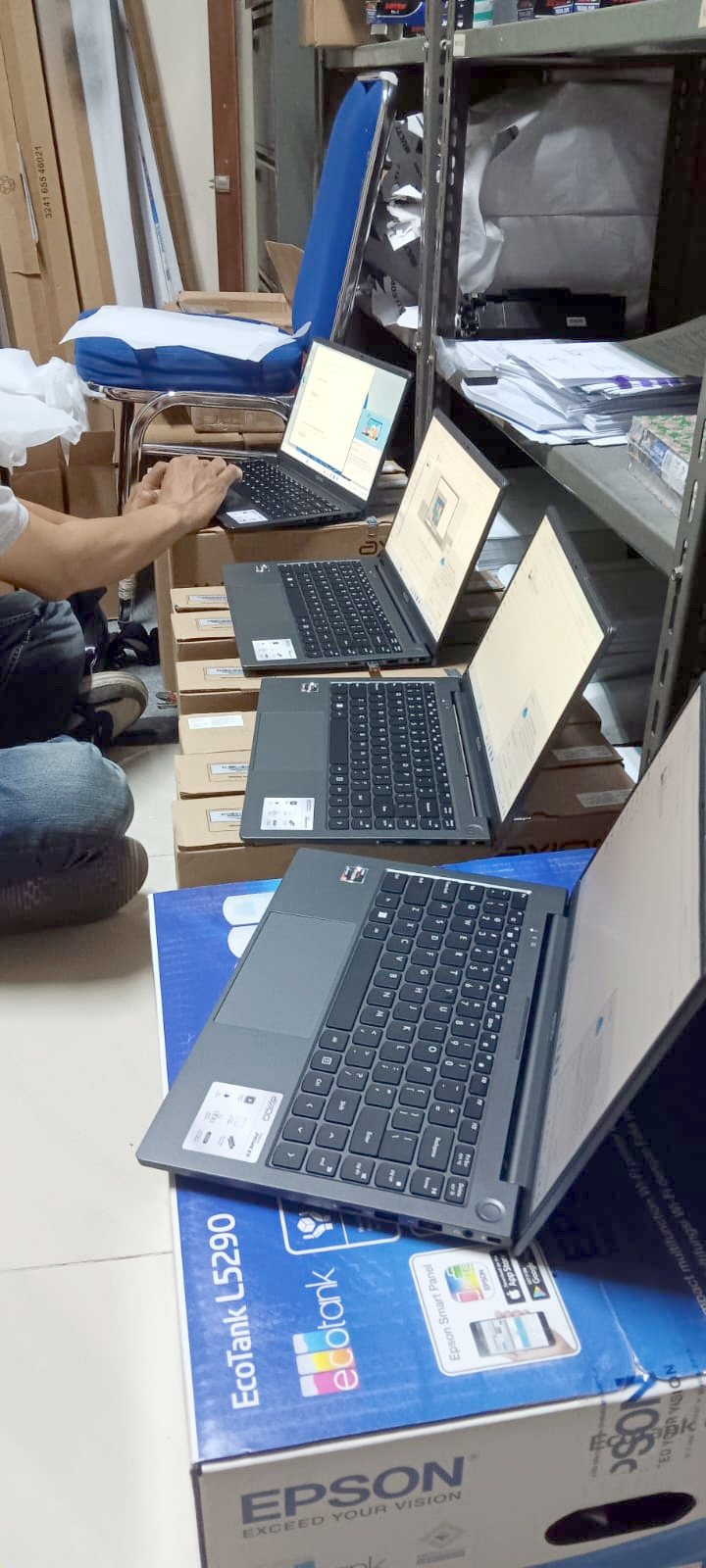 Teknisi menguji fungsi beberapa laptop