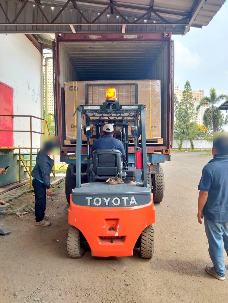 Forklift memuat palet Interactive Flat Panel BenQ ke kontainer pengiriman
