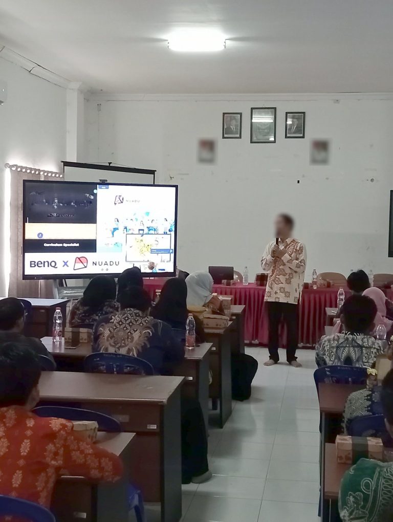 Pelatihan penggunaan Interactive Flat Panel untuk para guru