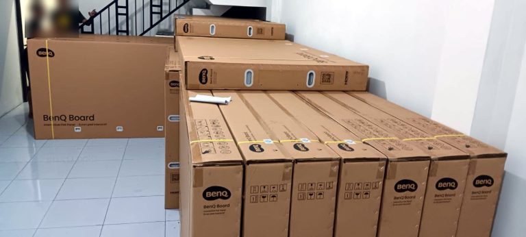 Dus BenQ Board berjejer di lokasi penerima