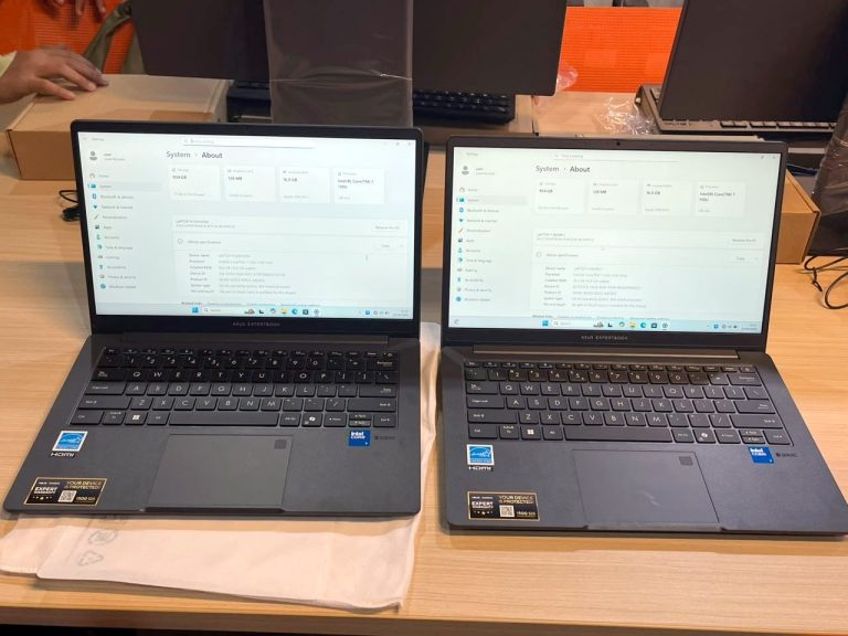 Dua laptop menampilkan halaman spesifikasi Windows