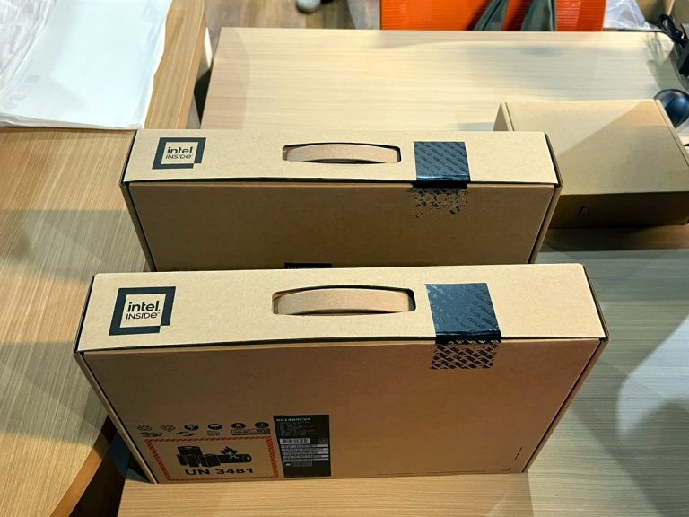 Dua dus laptop ASUS ExpertBook dengan segel pabrik