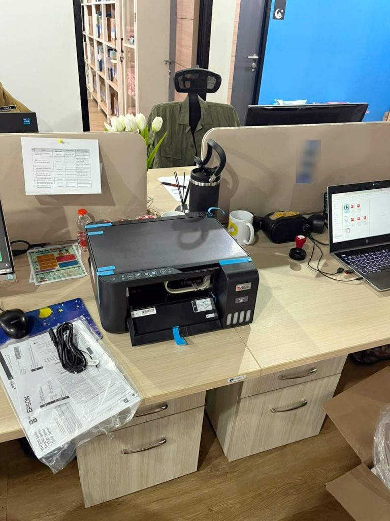 Printer Epson EcoTank di meja kerja